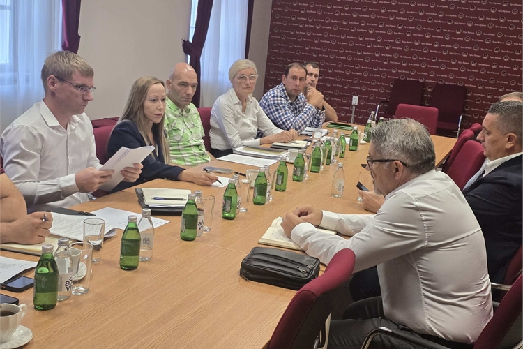 ПОЧЕЛА ИМПЛЕМЕНТАЦИЈА НОВОГ СИСТЕМА ЈАВНОГ ПРЕВОЗА: ПРВИ АУТОБУСИ УСКОРО НА УЛИЦ...